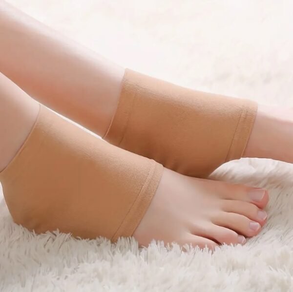 A pair of moisturizing heel straps for women and men - Image 1